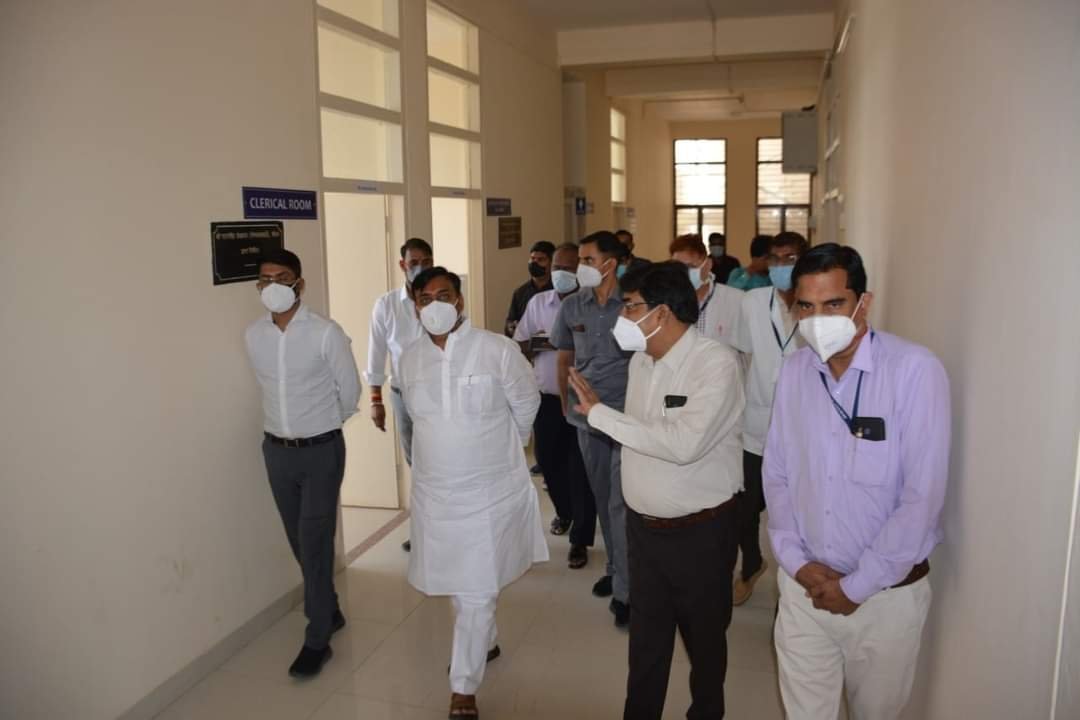 शिक्षा, पर्यटन एवं देवस्थान राज्य मंत्री गोविंद सिंह डोटासरा ने मेडिकल कॉलेज का लिया जायजा, कोविड की तैयारियों को लेकर मेडिकल कॉलेज के प्राचार्य के.के. वर्मा से ली जानकारी | New India Times