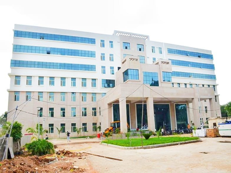 काेराेना संक्रमित बताकर युवक अस्पताल में भर्ती हाेने पहुंचा, स्टाफ ने कहा वह यहां नहीं आया | New India Times