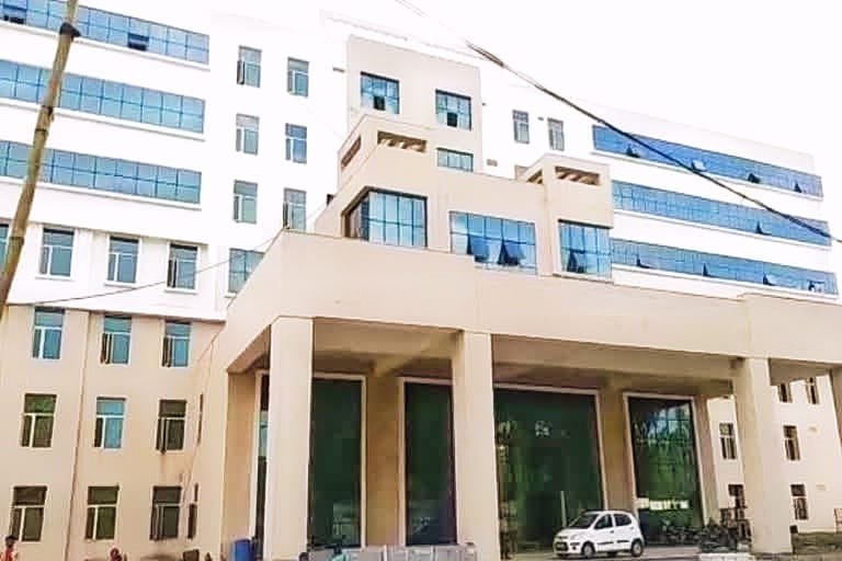 काेराेना संक्रमित बताकर युवक अस्पताल में भर्ती हाेने पहुंचा, स्टाफ ने कहा वह यहां नहीं आया | New India Times