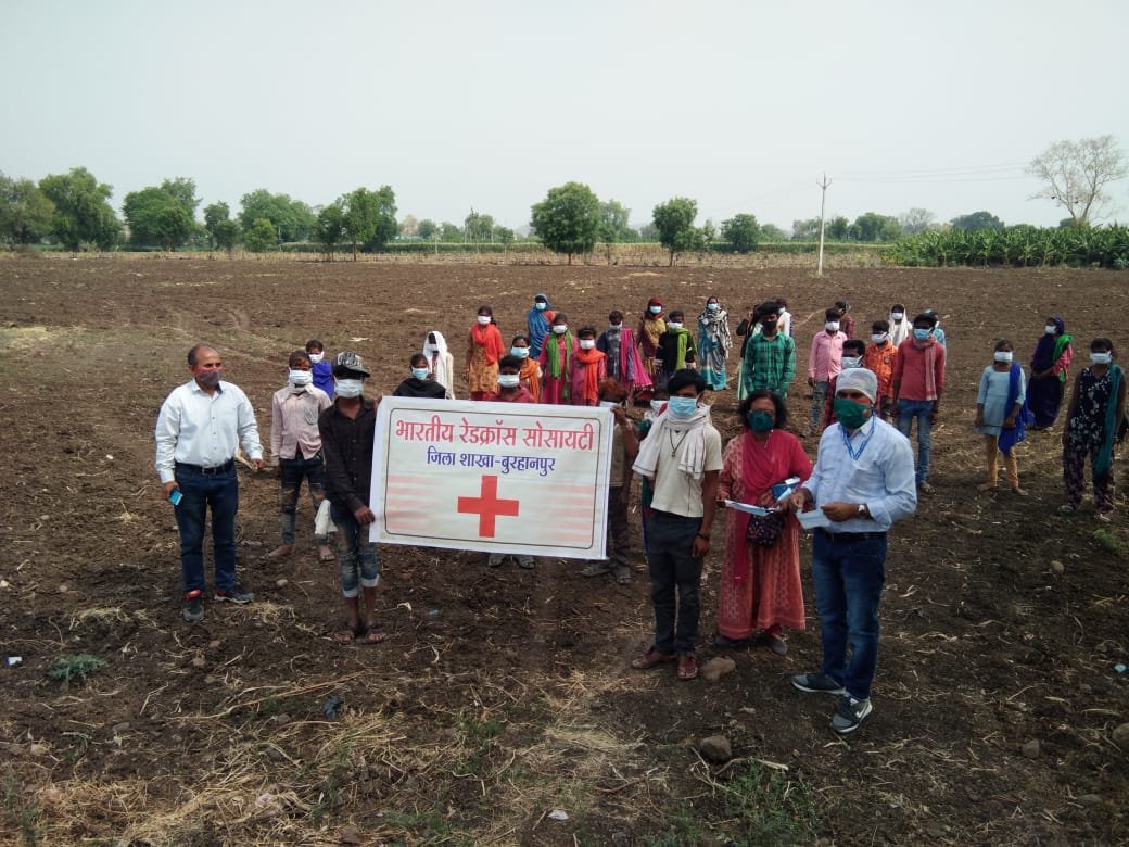 रेड क्रॉस सोसाइटी बुरहानपुर के सदस्यों ने खकनार के मांजरोद खुर्द में किया निःशुल्क मास्क और साबुन का वितरण, जागरूकता मुहिम के तहत ग्रामीणों को दी समझाइश | New India Times