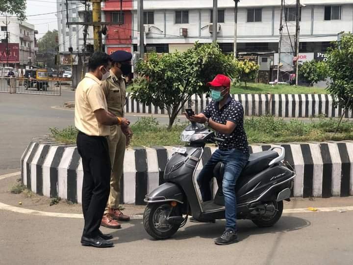 भोपाल कलेक्टर अविनाश लवानिया एवं डीआईजी श्री इरशाद वली ने बिना वजह सड़कों पर घूमने वालों के विरुद्ध हो रही कर्रवाई का किया औचक निरीक्षण | New India Times