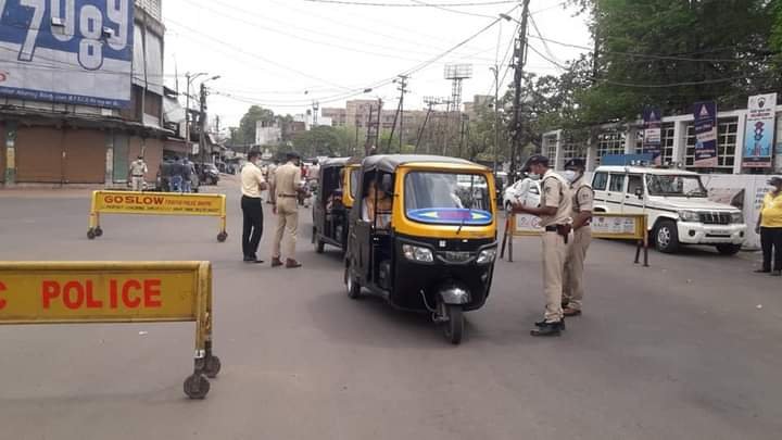 भोपाल कलेक्टर अविनाश लवानिया एवं डीआईजी श्री इरशाद वली ने बिना वजह सड़कों पर घूमने वालों के विरुद्ध हो रही कर्रवाई का किया औचक निरीक्षण | New India Times