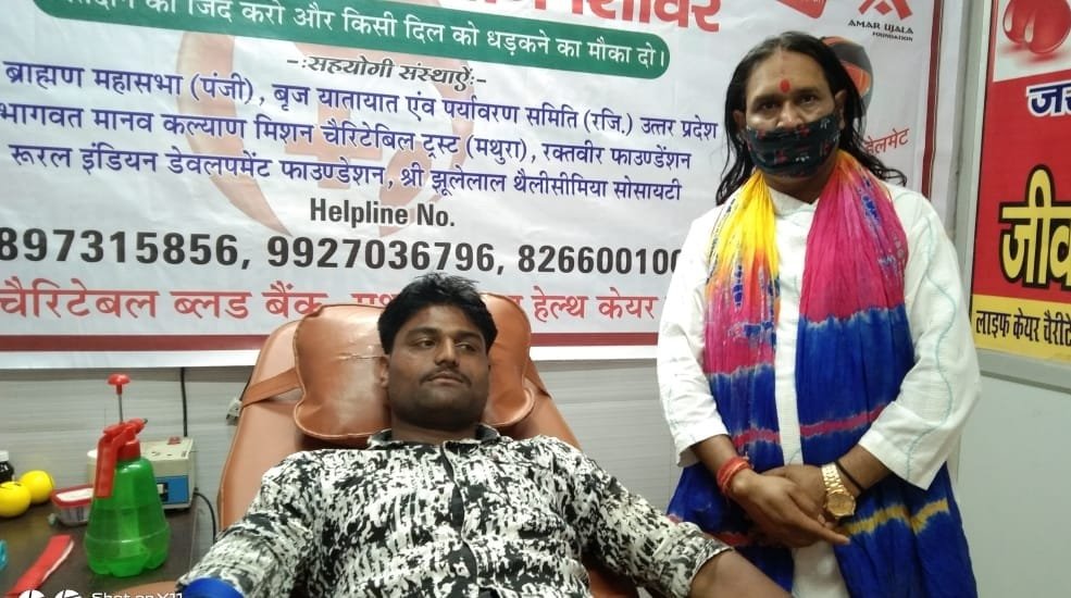 स्व. माधुरी भारद्धाज जी की प्रथम पुण्यतिथि पर किया गया रक्तदान शिविर का आयोजन, प्रत्येक रक्तदाता को प्रशस्ति पत्र के साथ दिया गया हेल्मेट: विनोद दीक्षित | New India Times