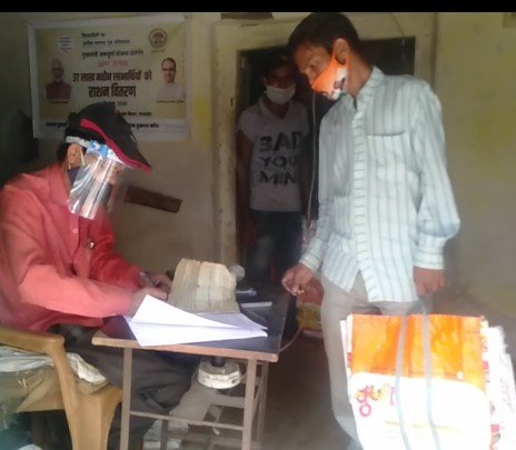 शासन के आदेश से ऑफलाइन राशन वितरण का काम हुआ शुरू | New India Times