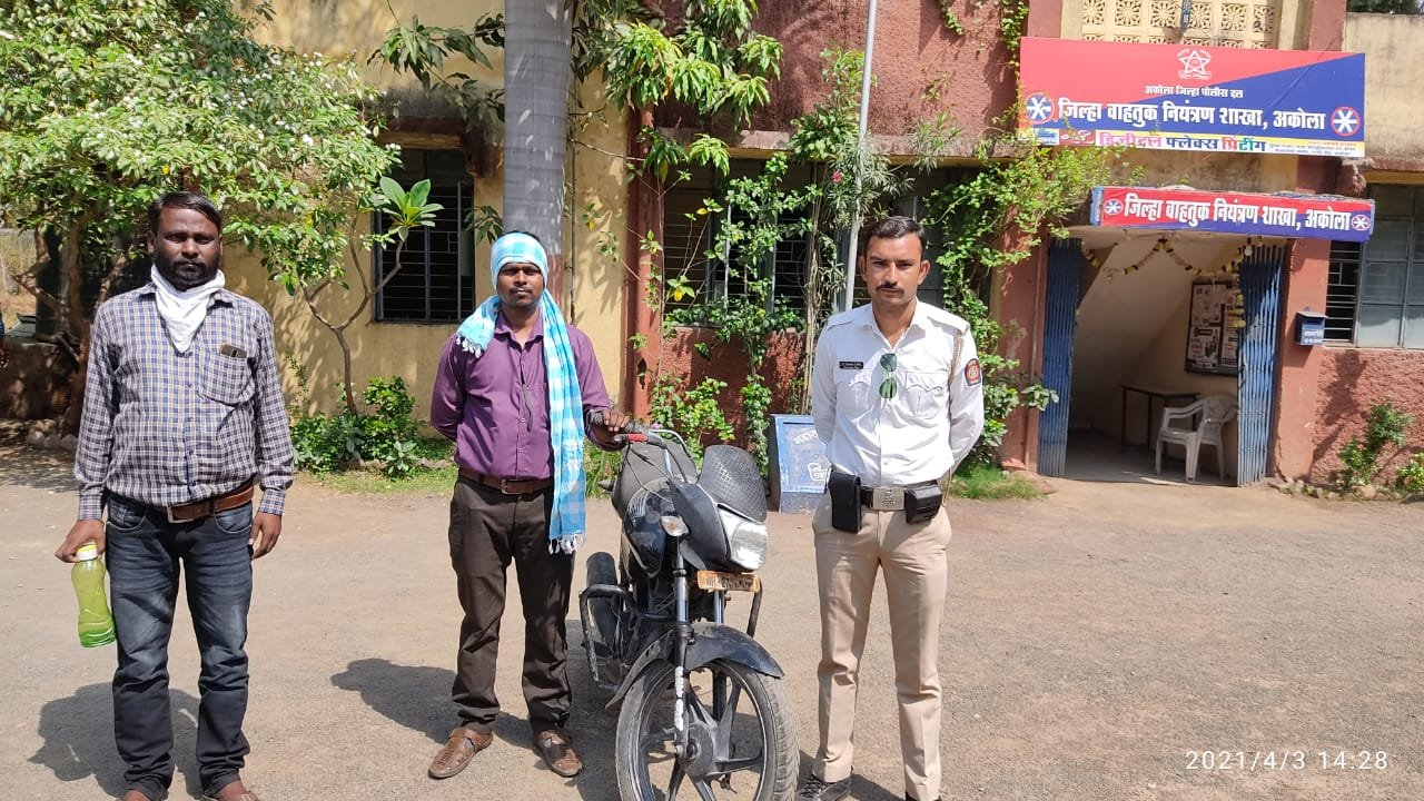 2018 में चोरी हुई बाइक को पुलिस ने बरामद कर किया मालिक के हवाले | New India Times