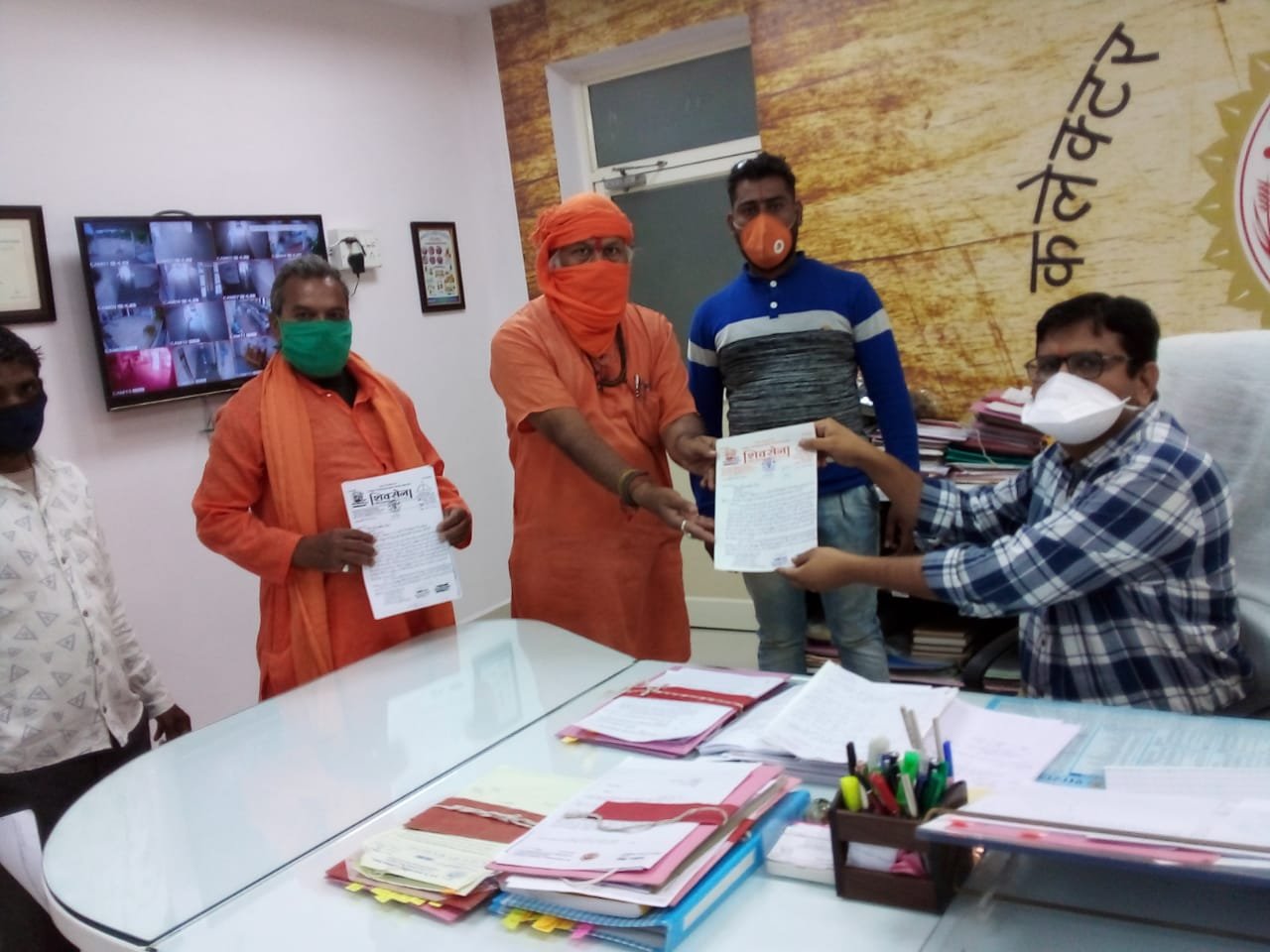 शिवसेना के अध्यक्ष की गिरफ्तारी के विरोध में शिवसेना ने मध्य प्रदेश के मुख्यमंत्री के नाम कलेक्टर बुरहानपुर को सौंपा ज्ञापन | New India Times