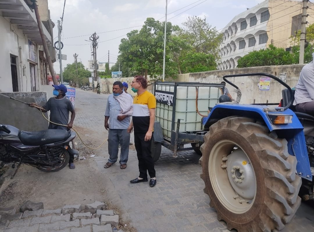 वार्ड नंबर 45 को कराया गया सैनिटाइज, सभी लोग घर में रहें साथ ही सामाजिक दूरी, मास्क व सैनिटाइजर का प्रयोग कर सुरक्षित रहें: विनोद दीक्षित | New India Times