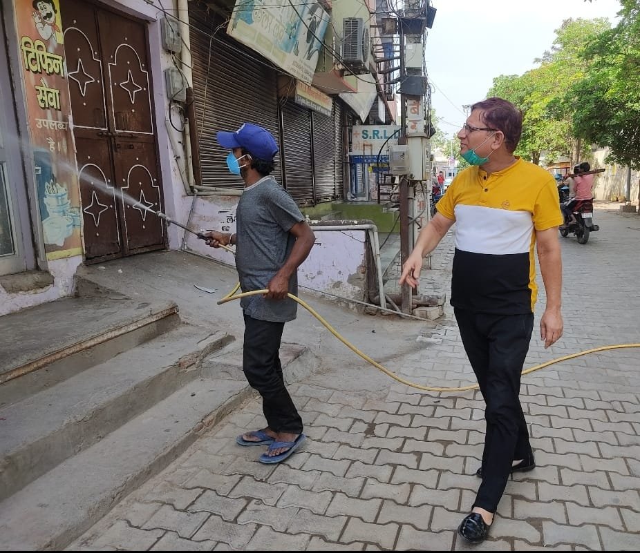 वार्ड नंबर 45 को कराया गया सैनिटाइज, सभी लोग घर में रहें साथ ही सामाजिक दूरी, मास्क व सैनिटाइजर का प्रयोग कर सुरक्षित रहें: विनोद दीक्षित | New India Times