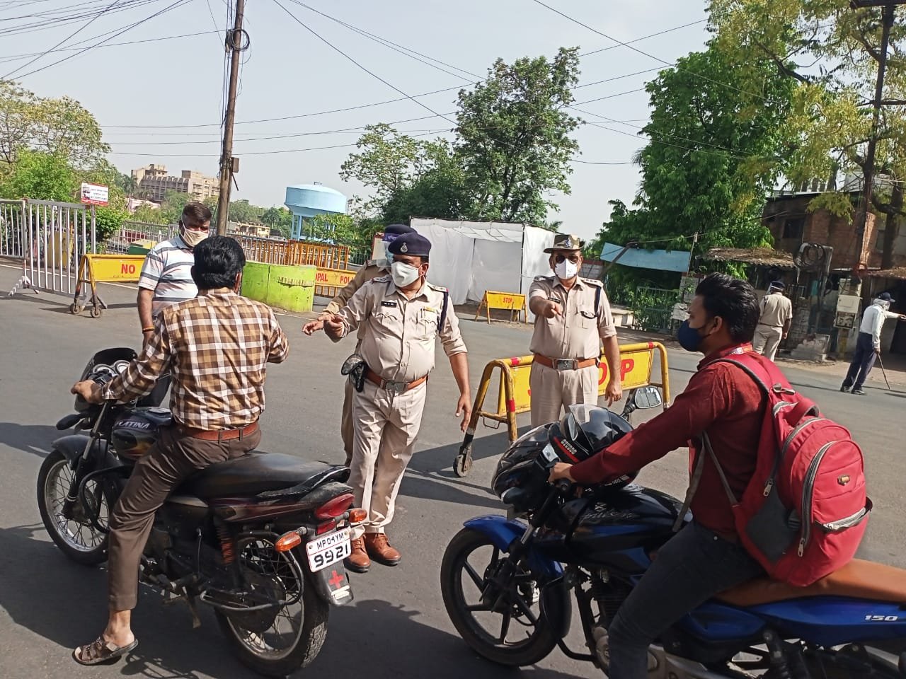 भोपाल जिले में कोरोना कर्फ्यू का सख्ती से पालन कराते हुए 20 मार्च से आज रात्रि 8 बजे तक करीब 2165 लोगों के विरुद्ध की गई धारा 188 के तहत कार्यवाही, सार्वजनिक स्थानों पर फेस मास्क नहीं पहनने वाले 11,524 लोगों के विरुद्ध चालानी कार्यवाही करते हुए वसूला गया करीब 11.50 लाख रुपए का जुर्माना | New India Times