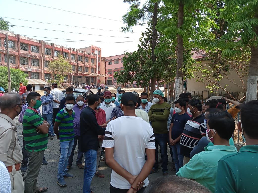 मायागंज अस्पताल में ट्रॉली मैन के हड़ताल से लोग हुए परेशान, भागलपुर के सबसे बड़े सरकारी अस्पताल ने कोरोना पॉजिटिव पेशेंट को बताया नेगेटिव, लोगों में आक्रोश | New India Times