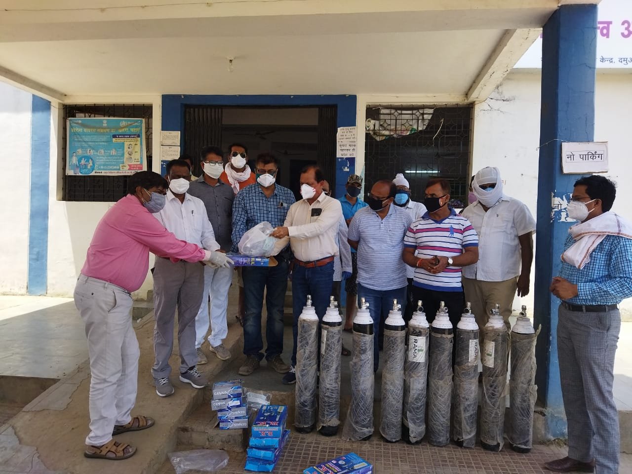 दमुआ उप स्वास्थ्य केंद्र को विधायक ने उपलब्ध कराए 10 ऑक्सीजन सिलेंडर, विधायक के द्वारा उपलब्ध कराई गई ऑक्सीजन तुरंत प्राणवायु बनकर आई लोगों के काम | New India Times