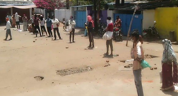 दमुआ में राशन वितरण के दौरान सोशल डिस्टेंसिंग के कारण गर्मी व तेज़ धूप में लंबी-लंबी लाइनों में दिखे लोग | New India Times