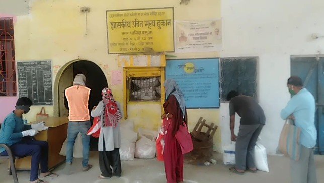 दमुआ में राशन वितरण के दौरान सोशल डिस्टेंसिंग के कारण गर्मी व तेज़ धूप में लंबी-लंबी लाइनों में दिखे लोग | New India Times