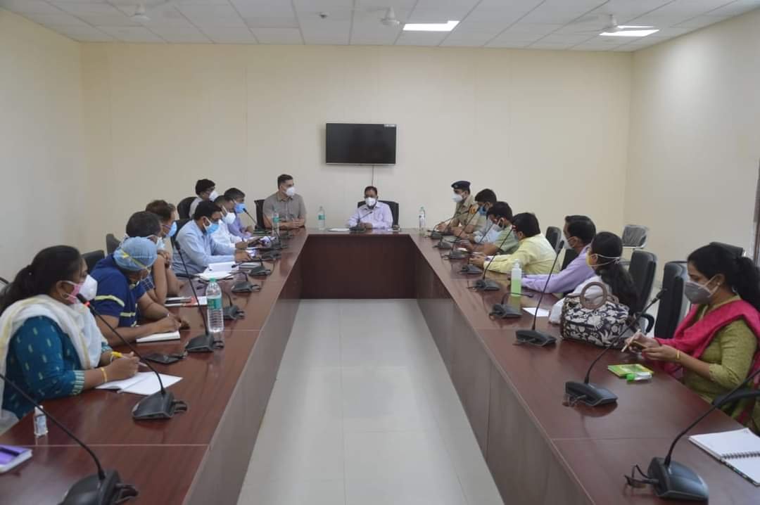 संभागीय आयुक्त ने सीकर के श्री कल्याण मेडिकल कॉलेज में की कोरोना रोकथाम, बचाव तथा चिकित्सा व्यवस्थाओं की समीक्षा | New India Times