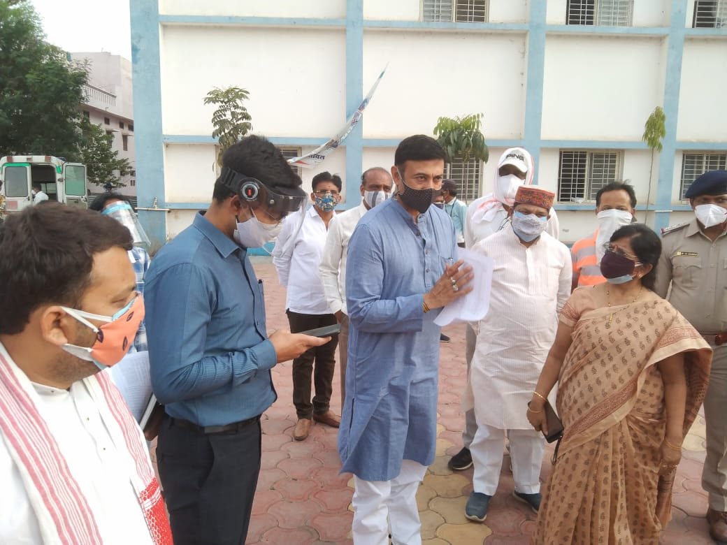 धार जिला प्रभारी मंत्री राजवर्धन सिंह दत्तीगांव ने किया कुक्षी के सिविल अस्पताल का दौरा | New India Times