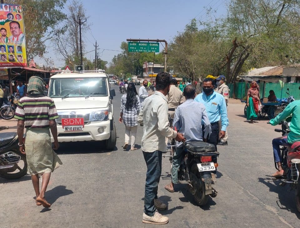 झाबुआ जिले के थांदला में प्रशासन हुआ सक्रिय, बिना मास्क के राहगीरों व वाहन चालकों के बनाये चालान | New India Times