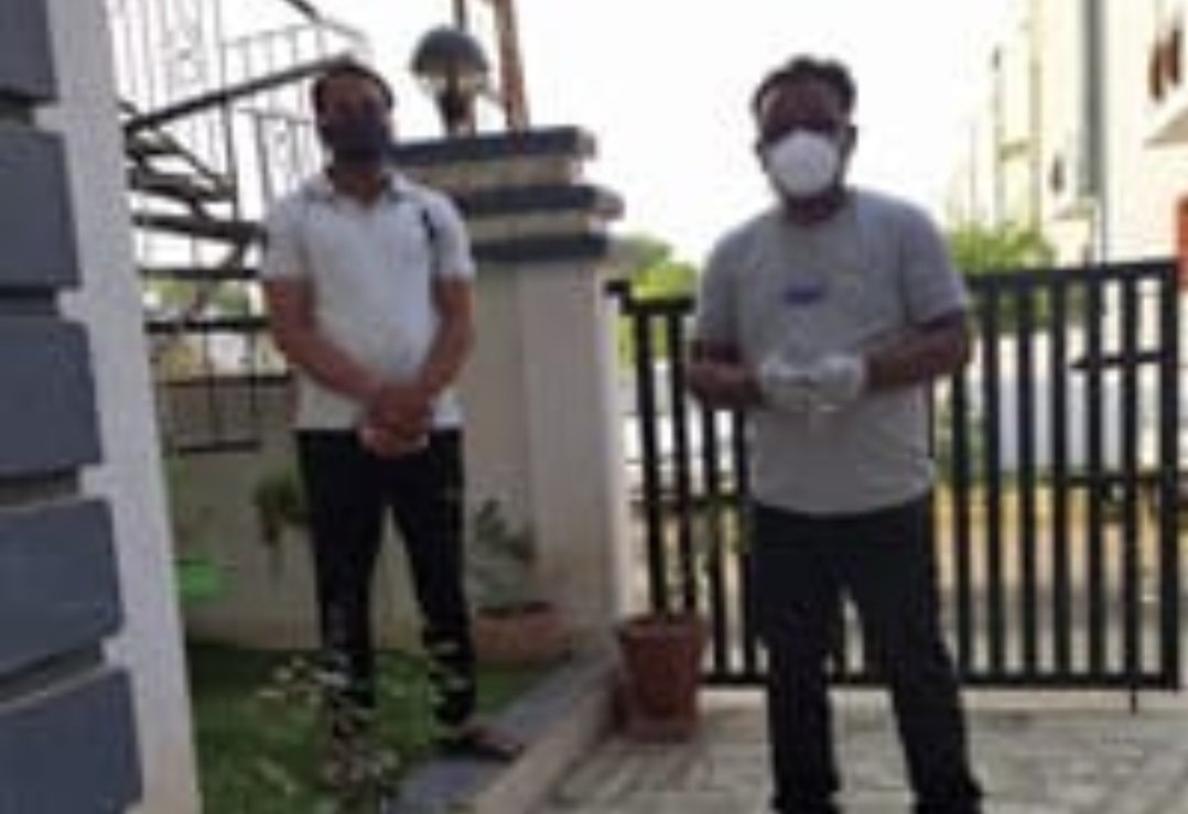 कोरोना यौध्दा की भूमिका में लैब टेक्नीशियन श्री योगेश राय पॉजिटिव मरीजों के बीच कर रहे हैं जोखिम भरा सैंपलिंग कार्य | New India Times