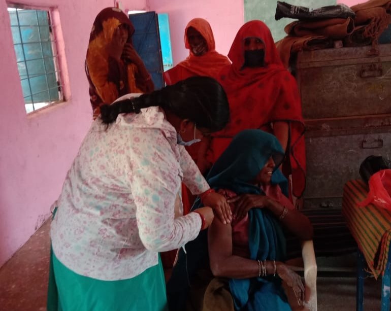 टीका उत्सव में पूरे उत्साह से टीकाकरण कराने आ रहे हैं 45 व इससे अधिक आयु के लोग | New India Times