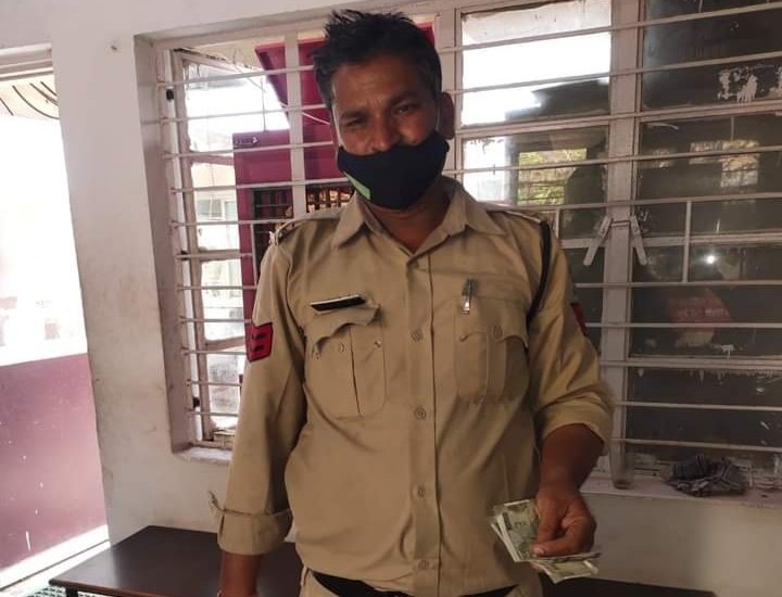 थाना अशोका गार्डन में पदस्थ प्रधान आरक्षक कन्हैयालाल मेहर ने पेश की मानवता की मिसाल | New India Times