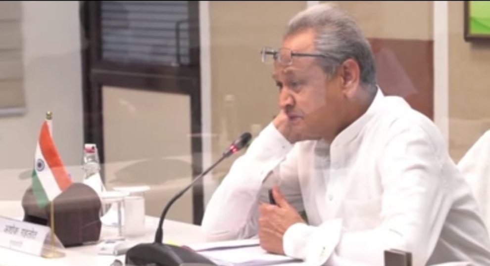 मुख्यमंत्री अशोक गहलोत ने सभी उम्र के लोगों के वेक्सीनेशन के लिये समान नीति अपनाने की मांग की | New India Times