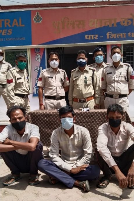 चंदन चोरी के प्रकरण में तीन बदमाशों को अवैध हथियारों के साथ पुलिस ने किया गिरफ्तार | New India Times