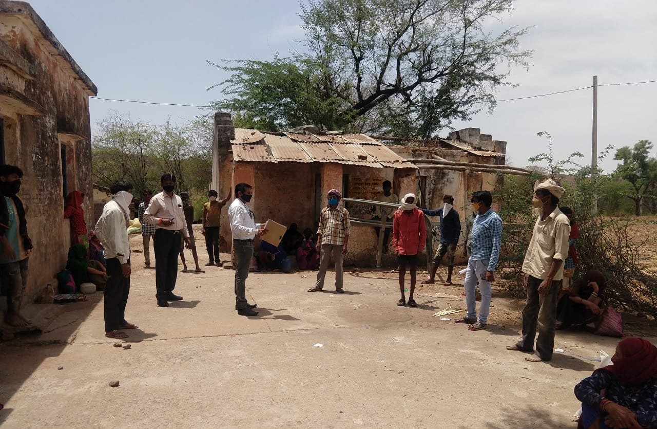 भीड़ एकत्र हो ऐसे सामाजिक, पारिवारिक और धार्मिक आयोजन नहीं करें, गांव-गांव जाकर अधिकारी दे रहे हैं समझाइश | New India Times