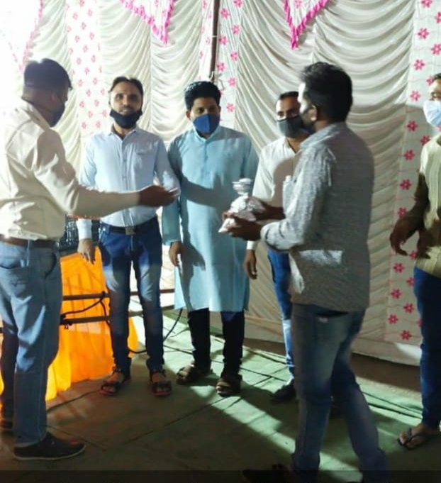 कोरोना काल में अस्पताल में निःशुल्क भोजन वितरण कर इंसानियत के पैगाम को व्यवहारिक रूप में चरितार्थ कर रही है मन्सूरी युवा वेल्फेयर सोसायटीखण्डवा के नौजवानों की टोली | New India Times