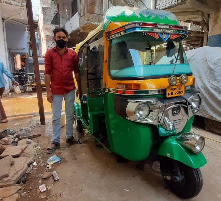 भोपाल का एक युवक बिना भेदभाव किए ज़रूरतमंदों की कर रहा है मदद | New India Times