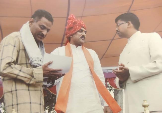 सहायक शिक्षक को दी गई भावभीनी विदाई, द्वितीय राज्य स्तरीय आचार्य सम्मान व अक्षर मित्र सम्मान से सम्मानित हो चुके हैं विलास बेंडे | New India Times