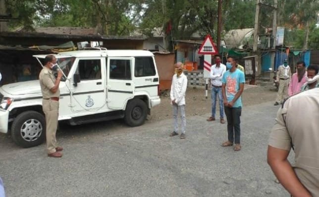 एसडीओपी गवली ने कोरोना कर्फ्यू का उल्लंघन करने वालों की लगाई पाठशाला | New India Times