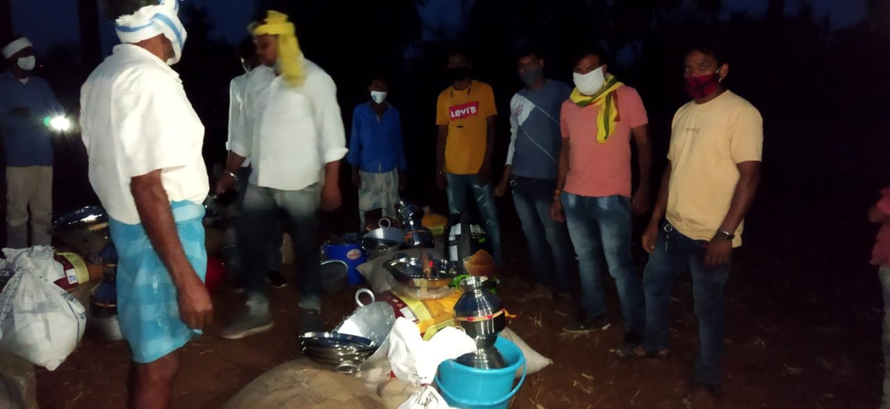 आकास संगठन की मुहिम 'एक कदम गांव की ओर: विगत दिनों ग्राम अजंदा में आगजनी घटना से पीड़ित परिवारों को आदिवासी समाज जिला कोर कमेटी ने प्रदान की राहत सामग्री | New India Times