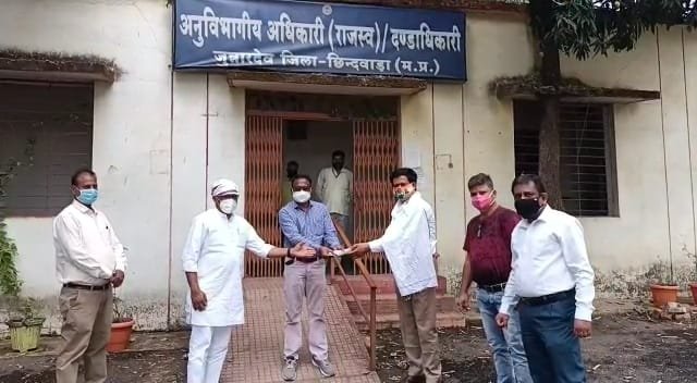 विधायक की अपील पर रेल्वे के श्रमिक संगठन, युवा व्यवसायी एवं नागपुर से आई फिर सहायता, विधायक सुनील उइके ने कांग्रेसजनों के साथ रोगिकल्याण को सौंपी एक लाख एक सौ रुपये की सहायता राशि | New India Times