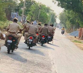 बेवजह सड़क पर घूमने वालों की अब खैर नहीं, प्रशासन हुआ सख्त, कई मोटरसाइकिलों को किया जप्त | New India Times