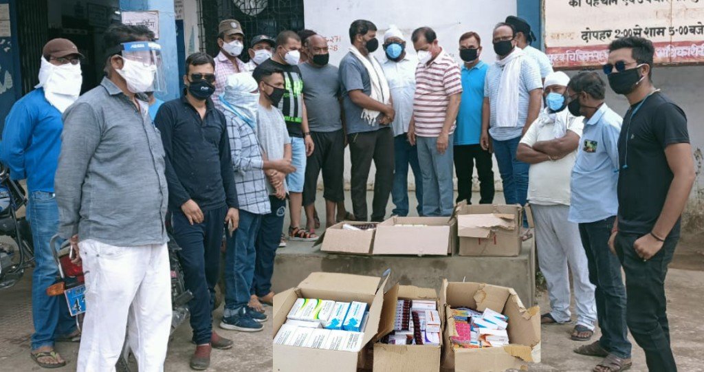 दमुआ घमासान व्हाट्सऐप ग्रुप ने आक्सीजन सिलेंडरों के बाद कोविड-19 की दवाओं का पहली खेप उप स्वाश्थ्य केन्द्र दमुआ को सौंपा | New India Times