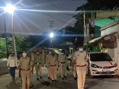 आम जन को कोरोना गाइड लाइन का पालन करने की हिदायत के साथ पुलिस बल का पैदल मार्च | New India Times
