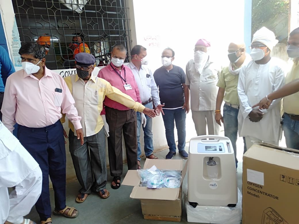 दमुआ के युवाओं और जागरूक नागरिकों की शानदार पहल: जनसहयोग से दमुआ सामुदायिक स्वास्थ्य केन्द्र को सौंपी ऑक्सीजन कन्संट्रेटर मशीन सहित नेज़ल कैनुला | New India Times