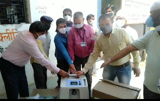 दमुआ के युवाओं और जागरूक नागरिकों की शानदार पहल: जनसहयोग से दमुआ सामुदायिक स्वास्थ्य केन्द्र को सौंपी ऑक्सीजन कन्संट्रेटर मशीन सहित नेज़ल कैनुला | New India Times