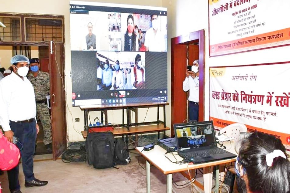 18 वर्ष से अधिक का टीकाकरण ग्वालियर में हुआ शुरू, सीएम शिवराज सिंह चौहान से भी हुई सीधी बात 2 18 वर्ष से अधिक का टीकाकरण ग्वालियर में हुआ शुरू, सीएम शिवराज सिंह चौहान से भी हुई सीधी बात | New India Times