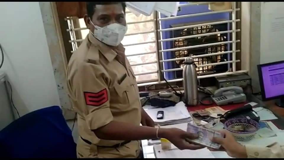भोपाल की महिला पुलिसकर्मी परवीन खान ने मानवता की मिसाल पेश करते हुऐ सड़क पर पड़े मिले नोटों की गड्डी को जमा कराया थाने में | New India Times
