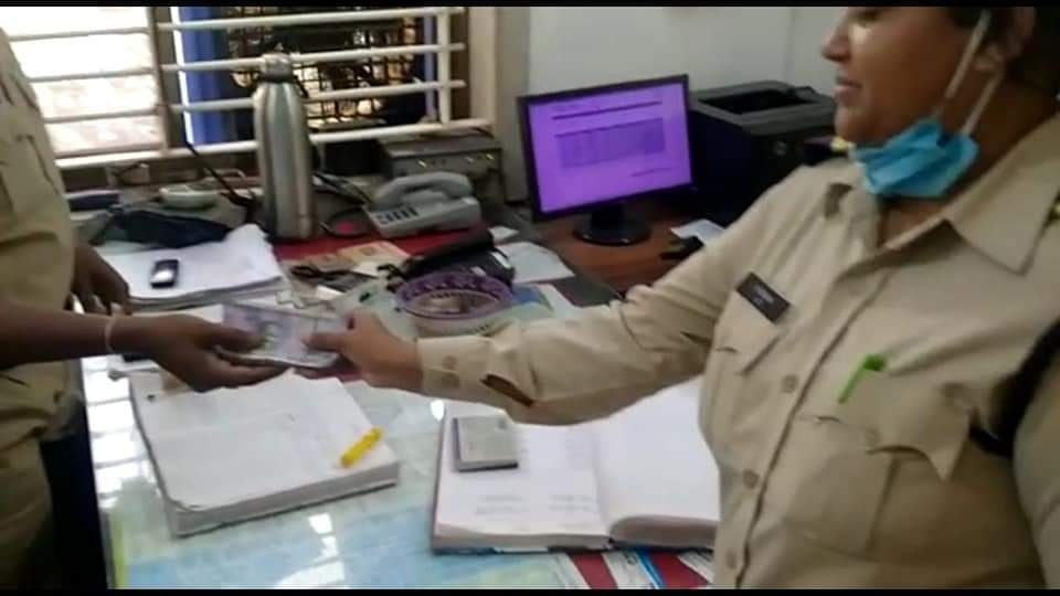 भोपाल की महिला पुलिसकर्मी परवीन खान ने मानवता की मिसाल पेश करते हुऐ सड़क पर पड़े मिले नोटों की गड्डी को जमा कराया थाने में | New India Times