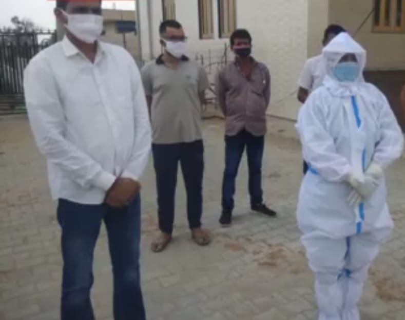 तहसीलदार ने कोराना संदिग्ध मृत महिला का दाह संस्कार करके निभाई जिम्मेदारी, परिवार सदस्य व पड़ोसी काटते रहे कन्नी | New India Times