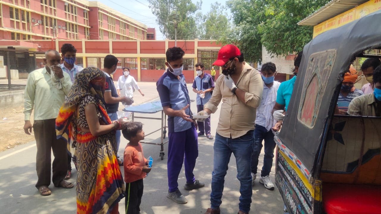 महामारी के इस विषम परिस्थितियों में समाजसेवी अब्बास आब्दी ने बढ़ाया मदद का हाथ, जरूरतमंदों में बांटे भोजन व मास्क | New India Times