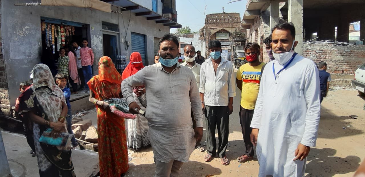 नगर परिषद के वार्ड नंबर 20 के पार्षद आजाद उस्मानी द्वारा सफाई कर्मियों का किया गया सम्मान | New India Times