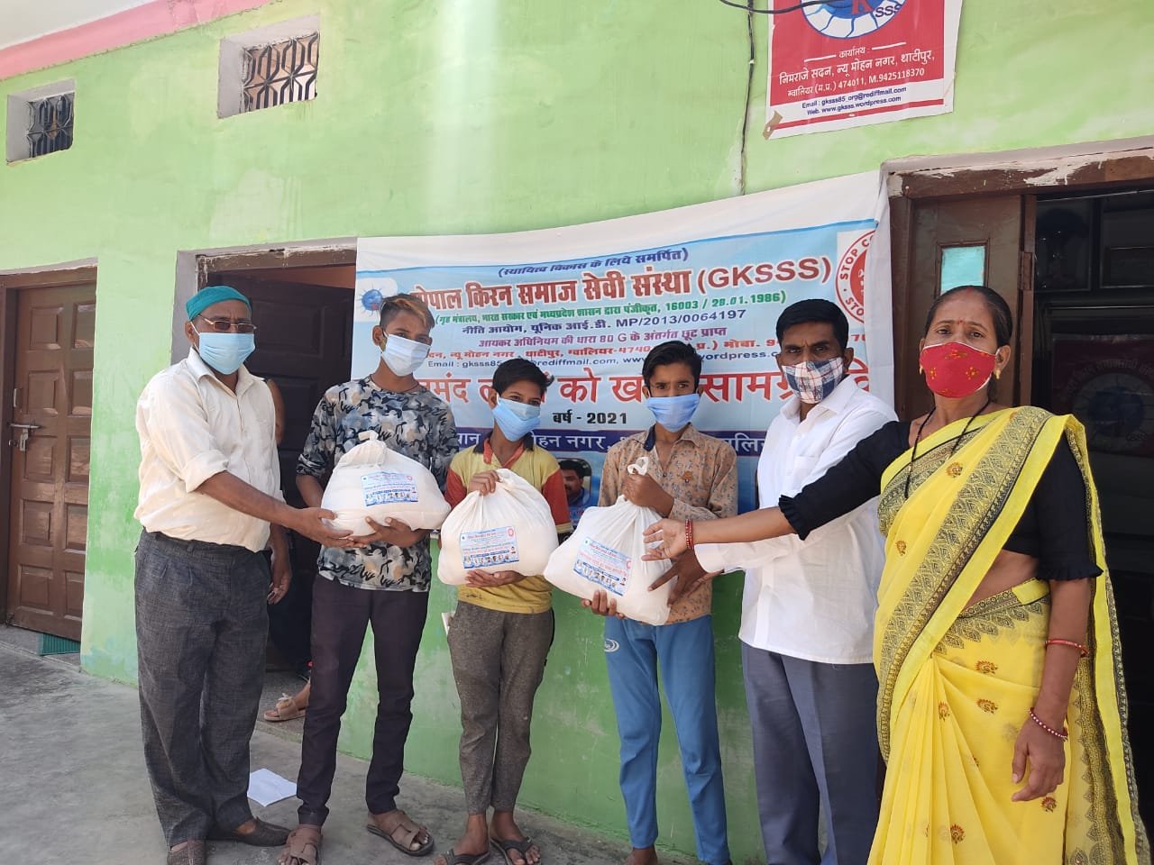 गोपाल किरन समाजसेवी संस्था ईद के त्यौहार को देखते हुऐ ज़रूरतमंद परिवार व बच्चों के चेहरों पर खुशियां बिखेरने की कर रही है कोशिश प्लसाटिक मुक्त बनाने के लिए लॉक डाउन मै रोजगार देकर कपड़ो के थेले बनवाकर उसमें दी खाद्यान किट | New India Times