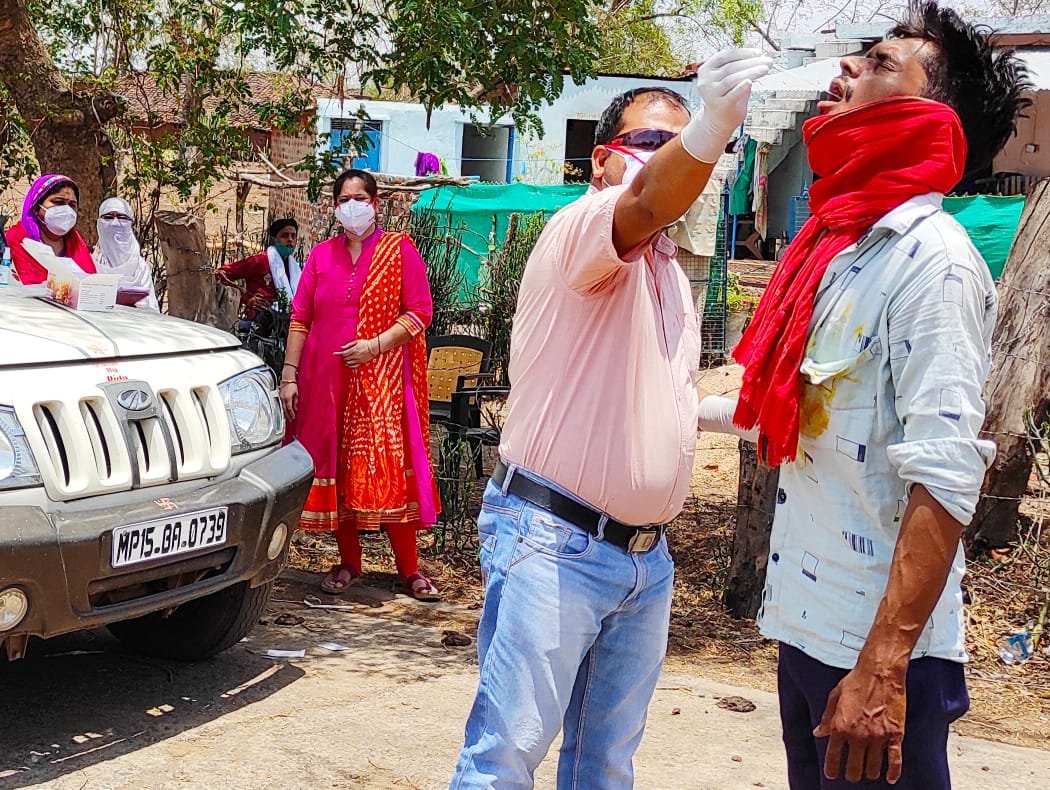 किल कोरोना सर्वे के तहत संदिग्घ मरीज़ों की जा रही है कोरोना जांच | New India Times