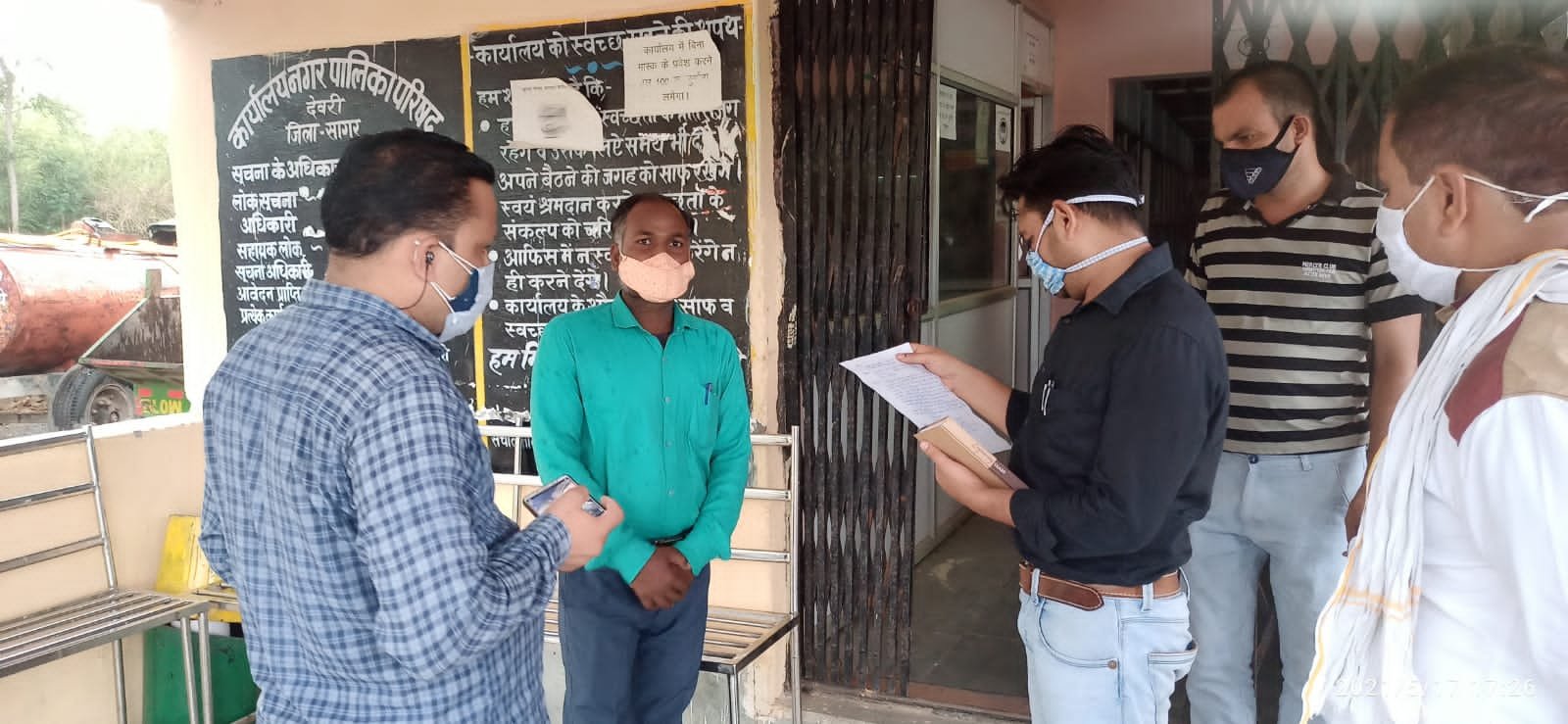 नगर की समस्याओं को लेकर पीडीपी पार्टी ने सौंपा ज्ञापन, नगर में साफ- सफाई गंदगी के अंबार और छिड़काव के लिए समस्याओं से कराया अवगत | New India Times