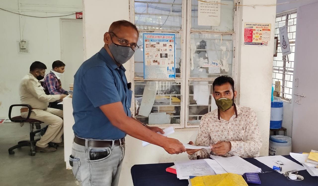 जिला सहकारी बैंक के शाखा प्रबंधक ने किसानों की भीड़ नियंत्रण के लिए एसडीएम को दिया आवेदन | New India Times