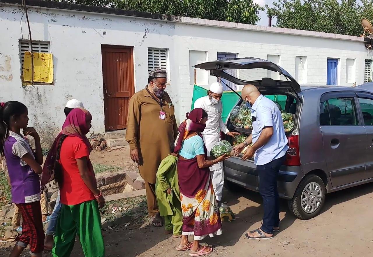 भोपाल में छोटी छोटी सामाजिक संस्थाएं तेल चावल, दाल, चाय पत्ती सहित अन्य चीज़ें ज़रूरतमंदों में कर रही हैं वितरण तो प्रशासन क्यों नहीं??? | New India Times