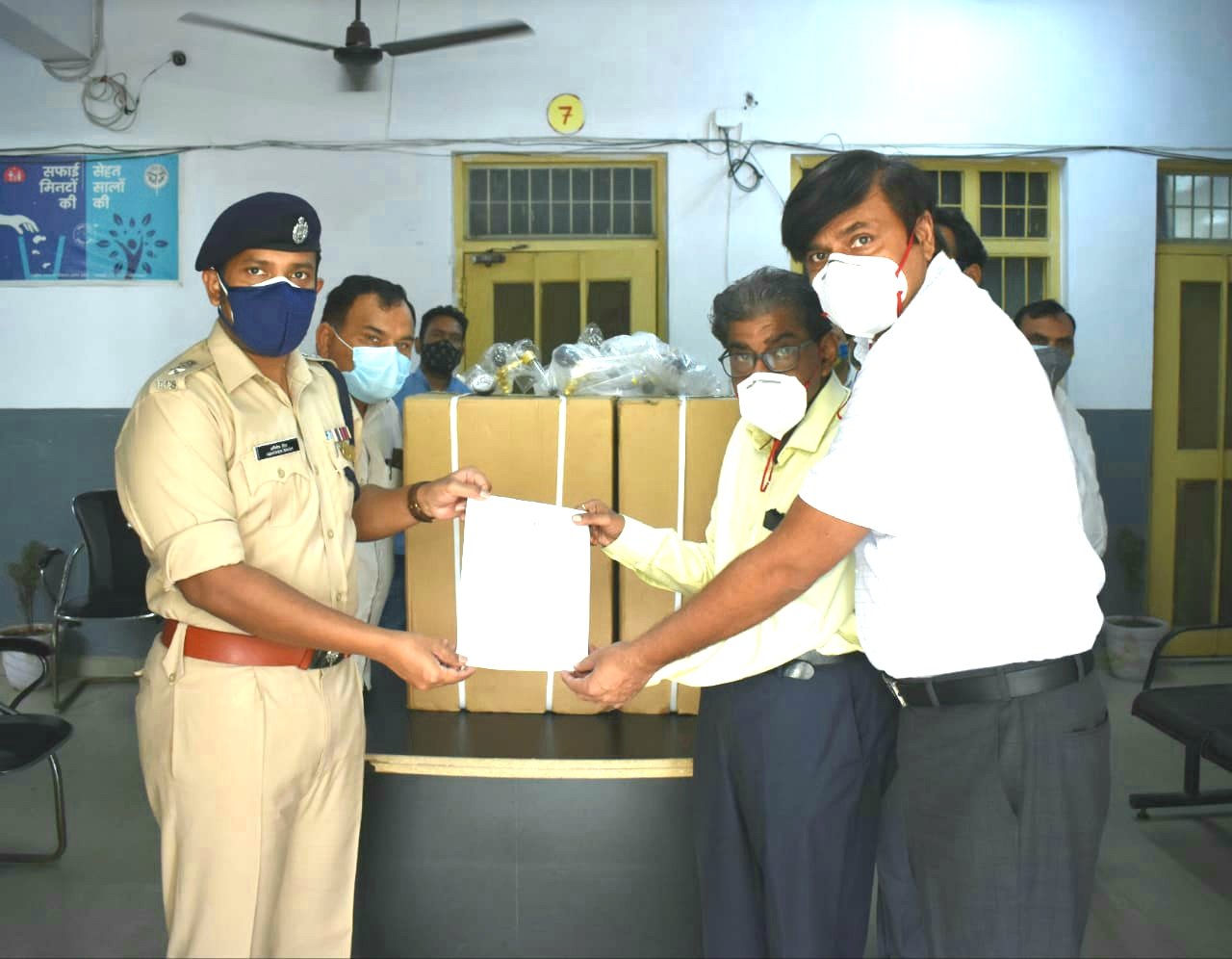 पुलिस अधीक्षक अभिषेक सिंह ने दी बागपत को आक्सीजन की सौगात, सीएमओ बागपत को सौंपे आक्सीजन कंसंट्रेटर और आक्सीजन सिलैण्ड़र के रेगुलेटर | New India Times
