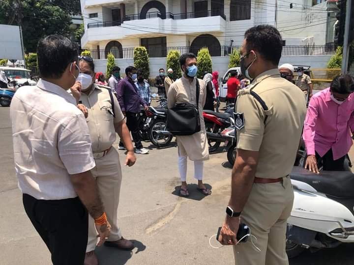 भोपाल कलेक्टर अविनाश लवानिया एवं डी आई जी इरशाद वली ने बिना वजह घूमने वालों के विरुद्ध हो रही कार्यवाही का किया औचक निरीक्षण | New India Times